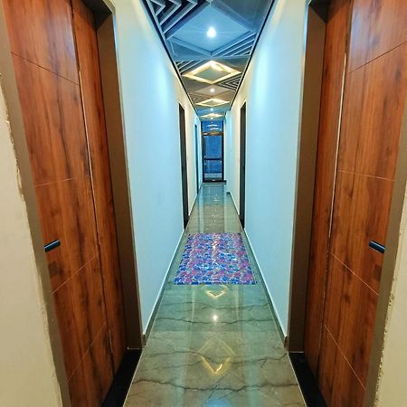 马图拉 Shri Radha Rani Kripa Dham酒店 外观 照片
