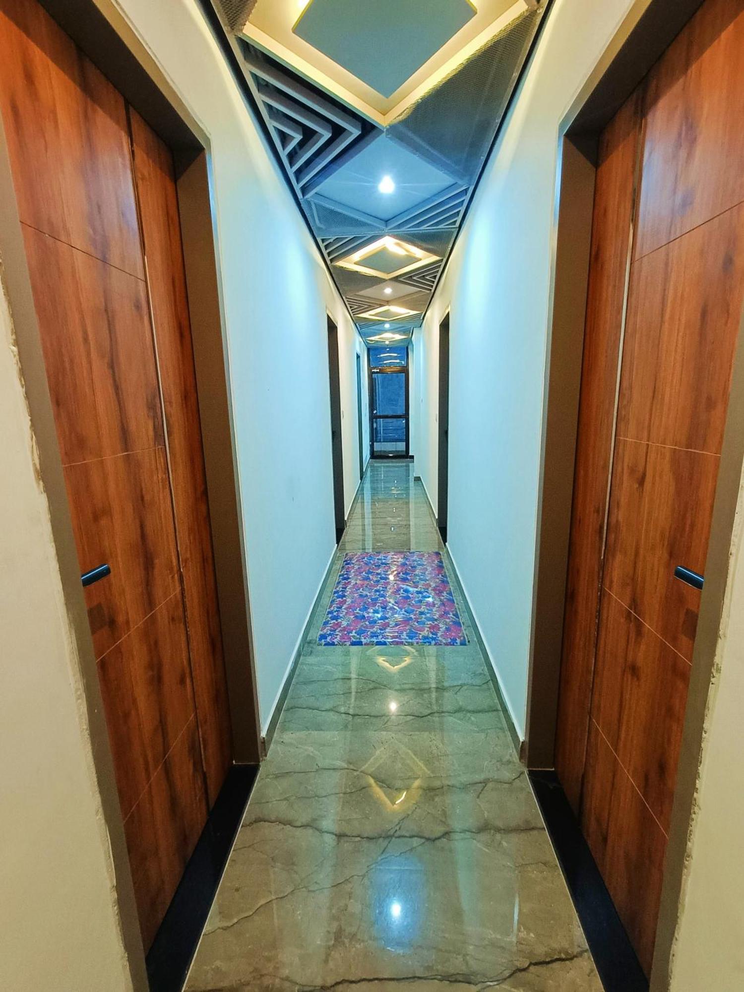 马图拉 Shri Radha Rani Kripa Dham酒店 外观 照片